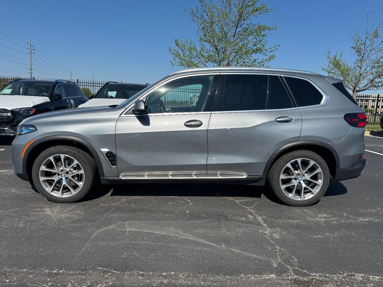 BMW X5 Vehicle Full-screen Gallery Image 02