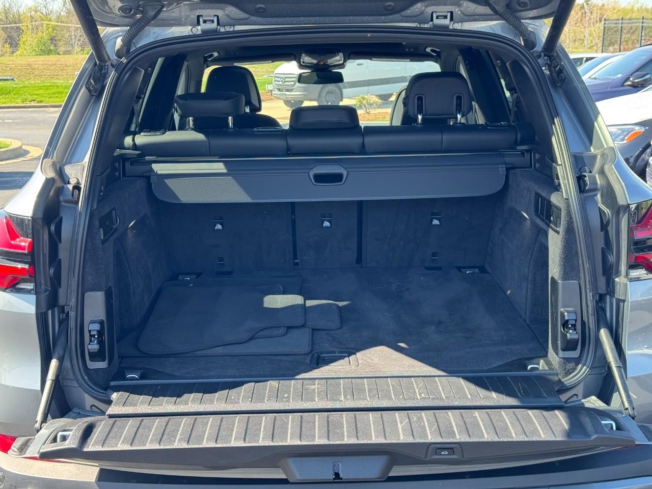 BMW X5 Vehicle Full-screen Gallery Image 04