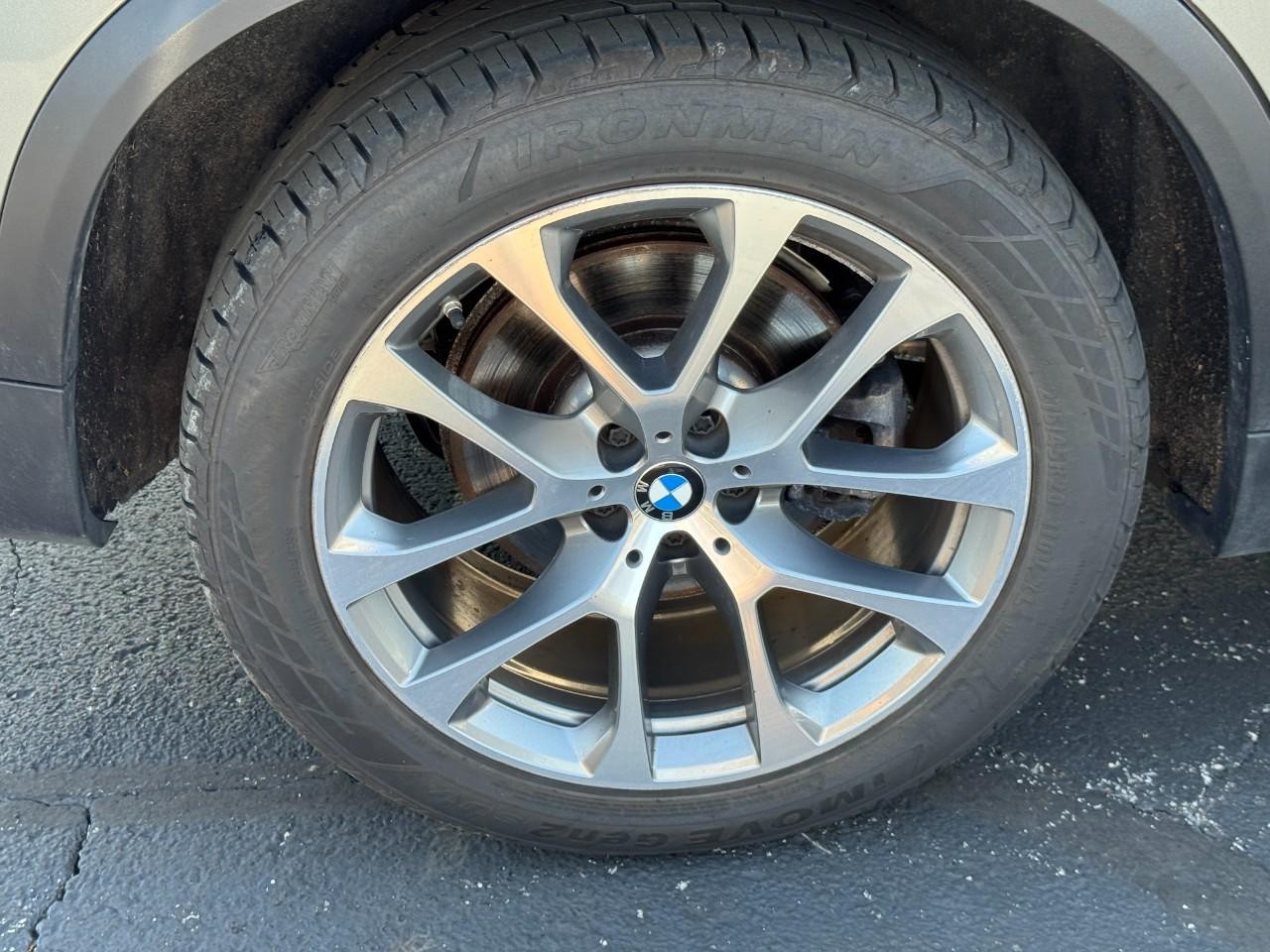 BMW X5 Vehicle Full-screen Gallery Image 07