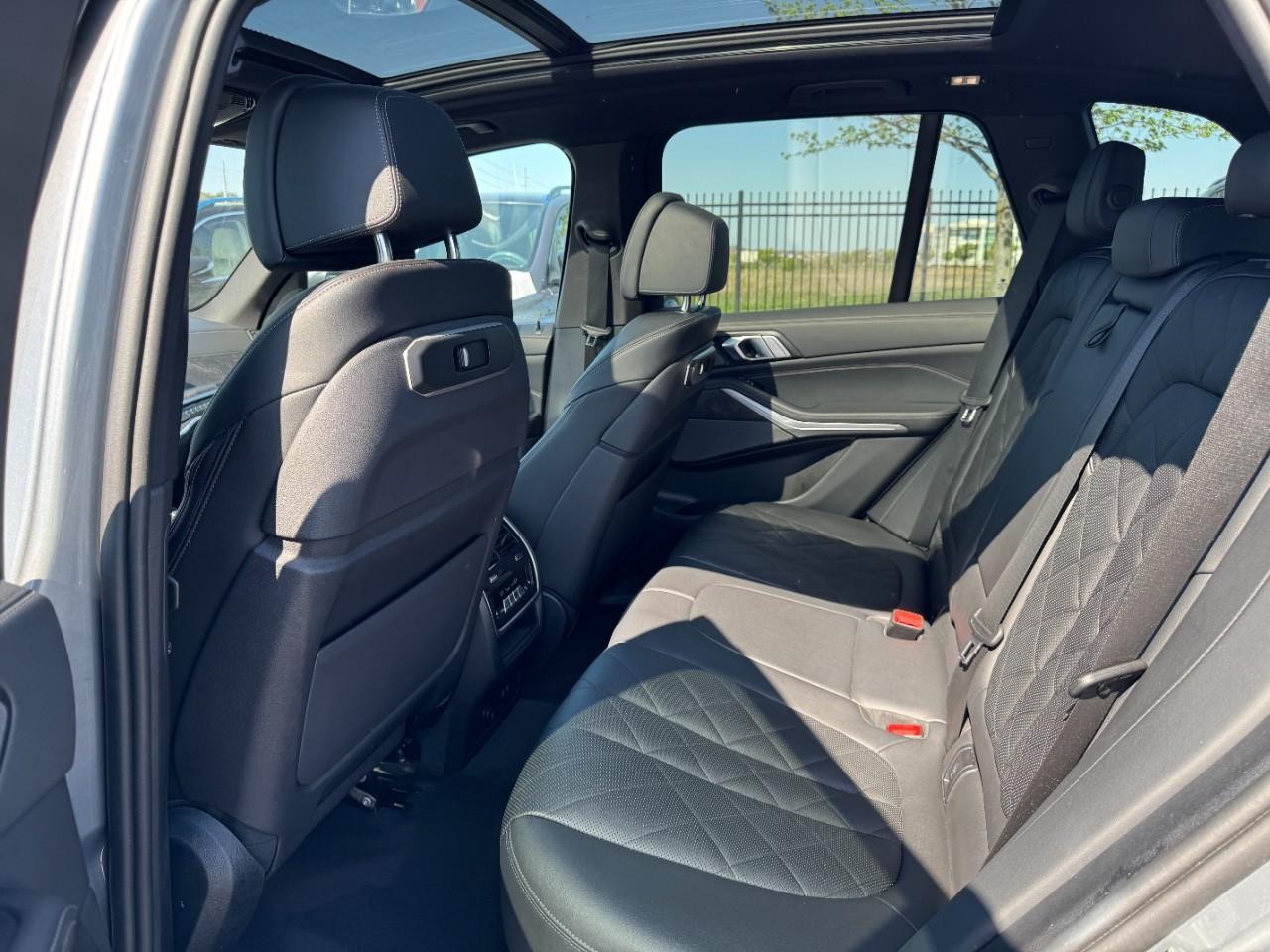 BMW X5 Vehicle Full-screen Gallery Image 11