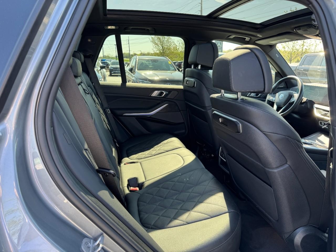 BMW X5 Vehicle Full-screen Gallery Image 13