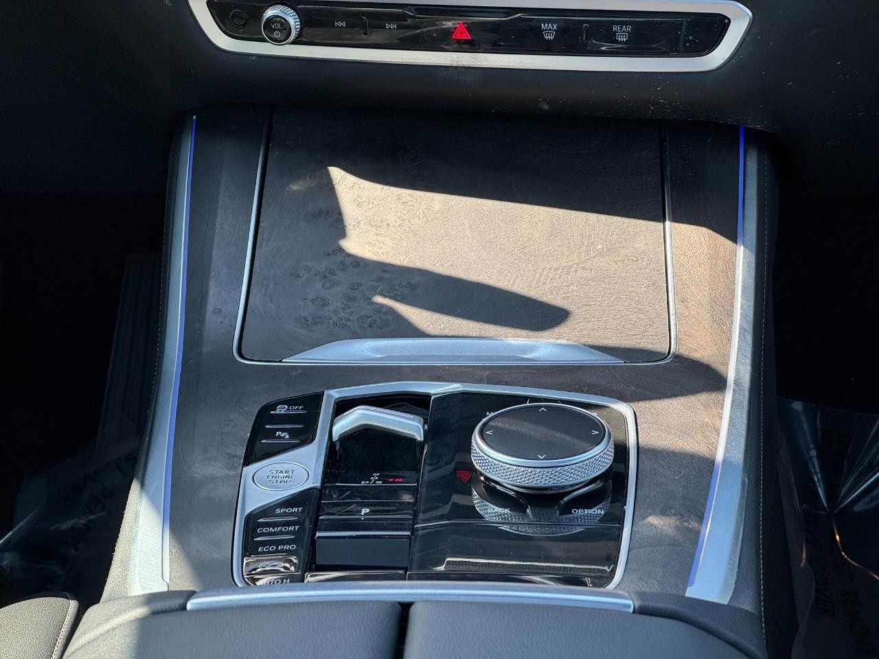 BMW X5 Vehicle Full-screen Gallery Image 17