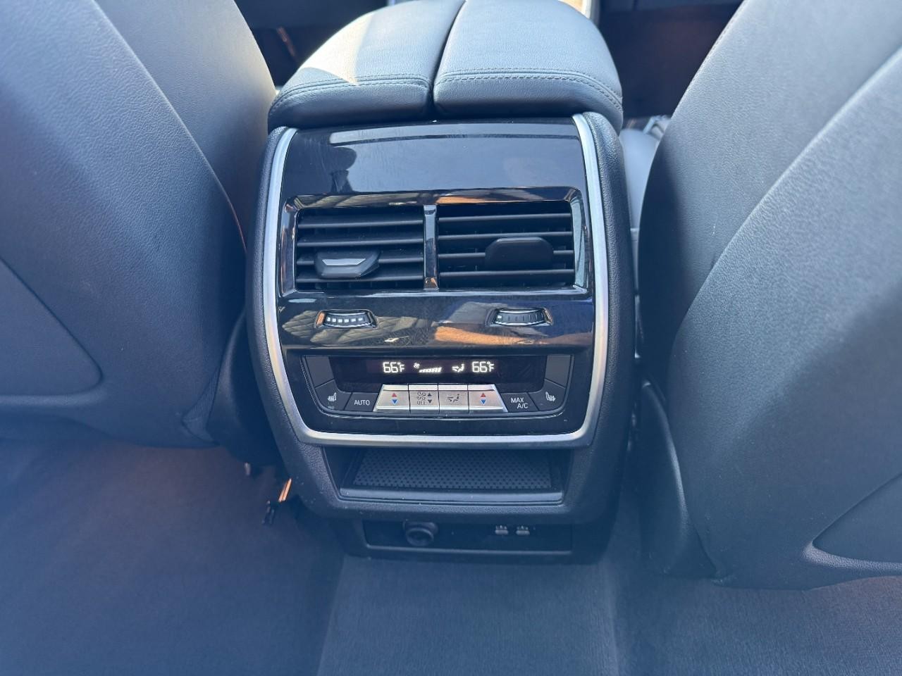 BMW X5 Vehicle Full-screen Gallery Image 19