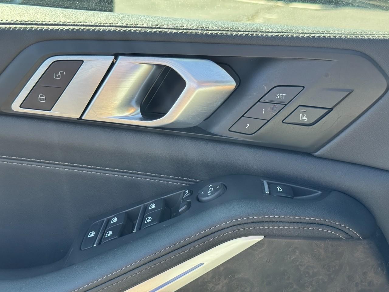 BMW X5 Vehicle Full-screen Gallery Image 28