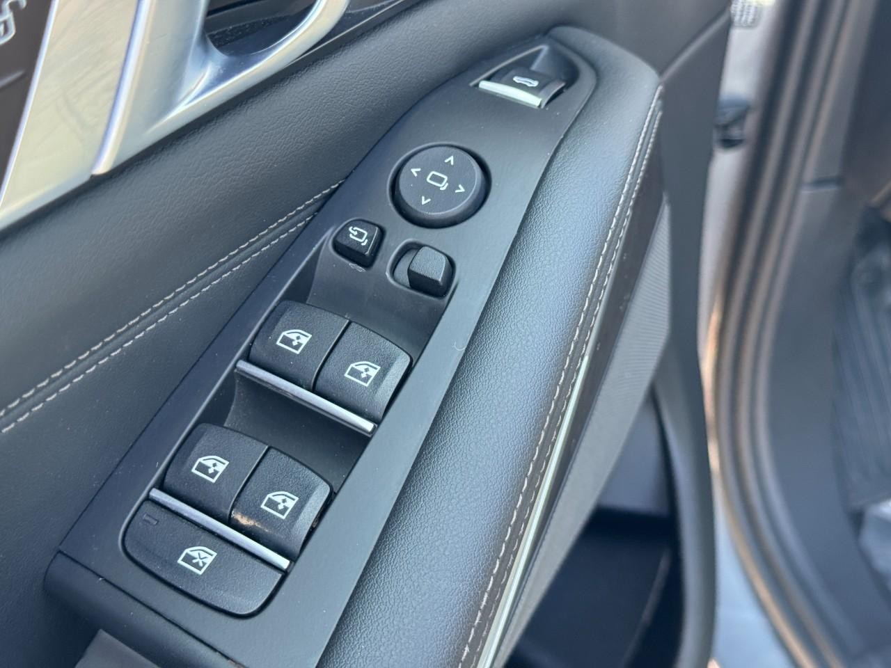 BMW X5 Vehicle Full-screen Gallery Image 29