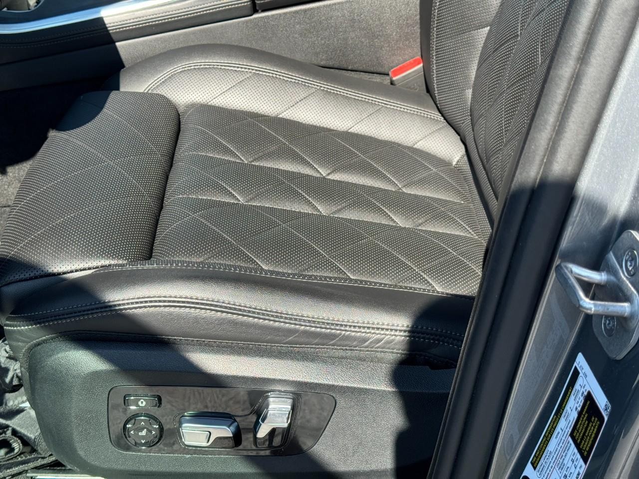 BMW X5 Vehicle Full-screen Gallery Image 32