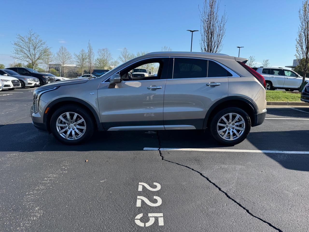 Cadillac XT4 Vehicle Full-screen Gallery Image 02