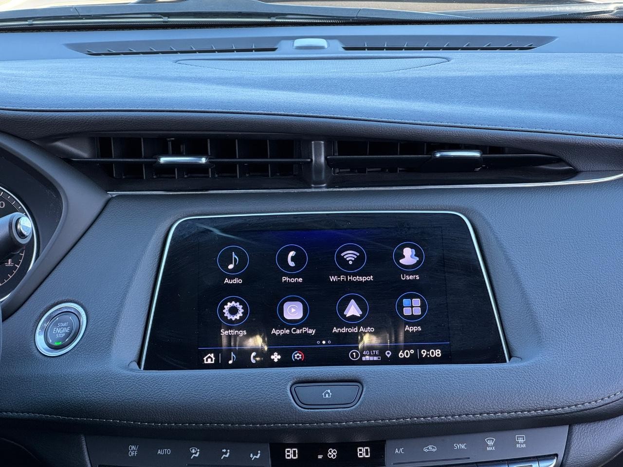 Cadillac XT4 Vehicle Full-screen Gallery Image 14