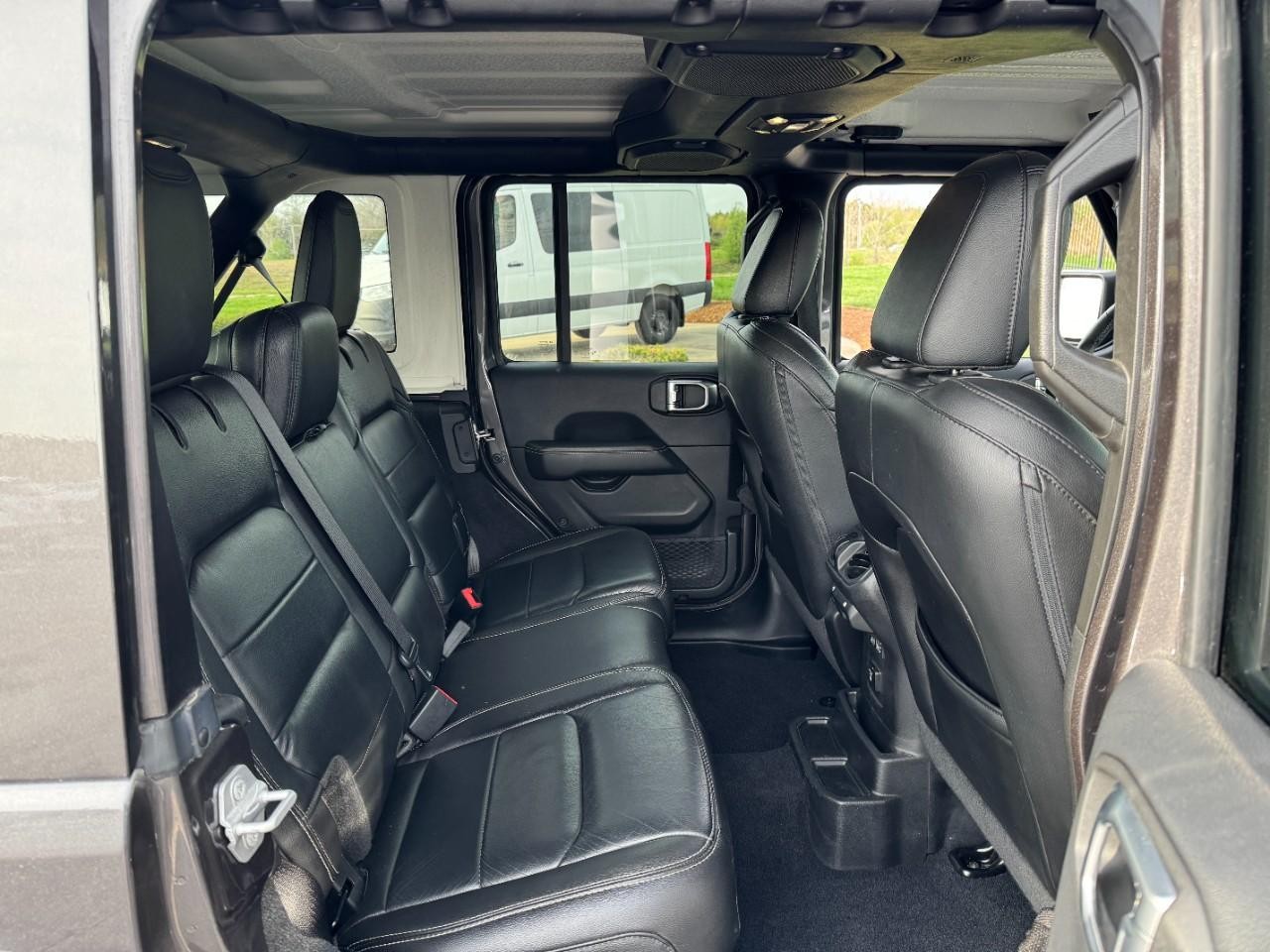 Jeep Wrangler Unlimited Vehicle Full-screen Gallery Image 10