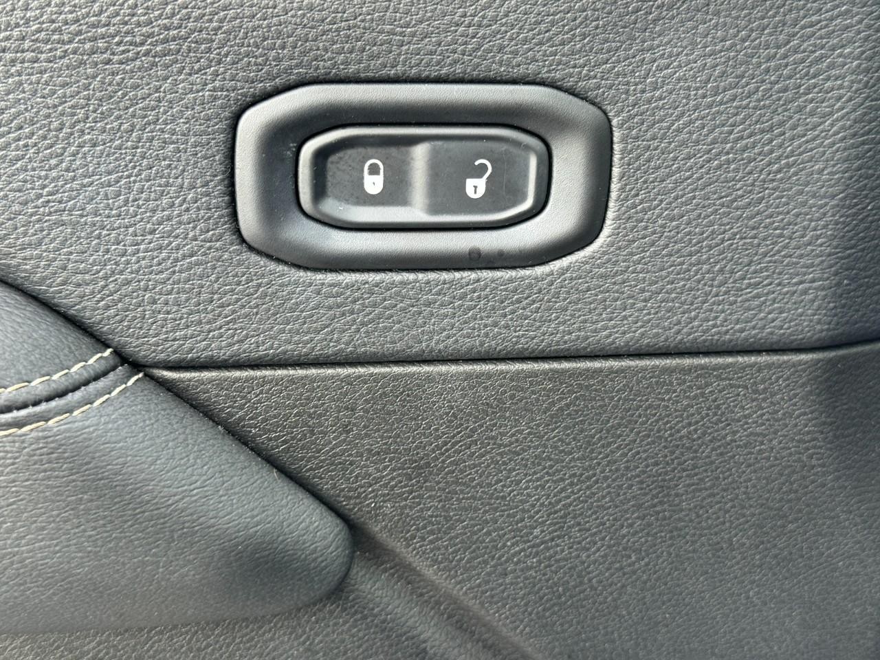 Jeep Wrangler Unlimited Vehicle Full-screen Gallery Image 24