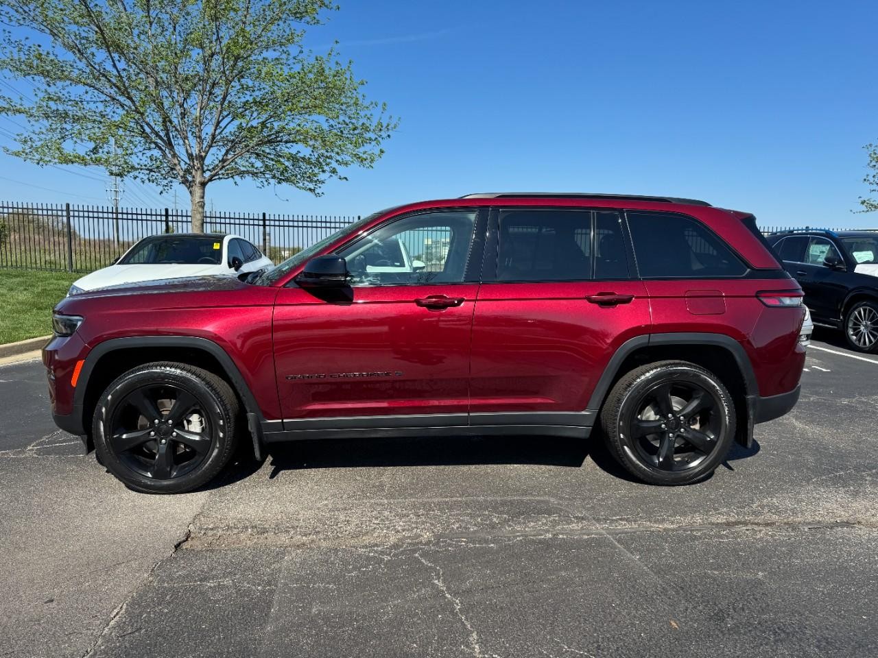 Jeep Grand Cherokee Vehicle Full-screen Gallery Image 2