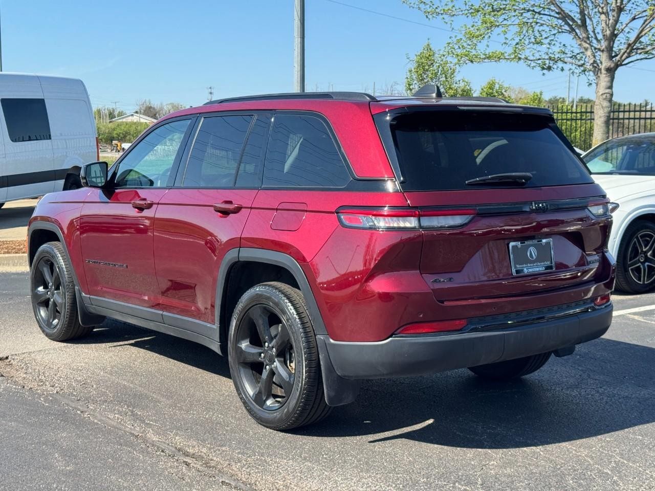 Jeep Grand Cherokee Vehicle Full-screen Gallery Image 3