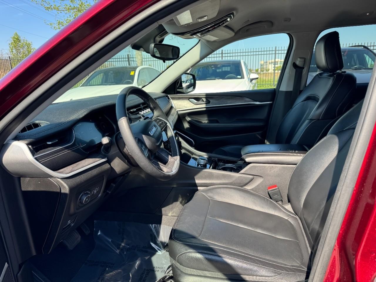 Jeep Grand Cherokee Vehicle Full-screen Gallery Image 10