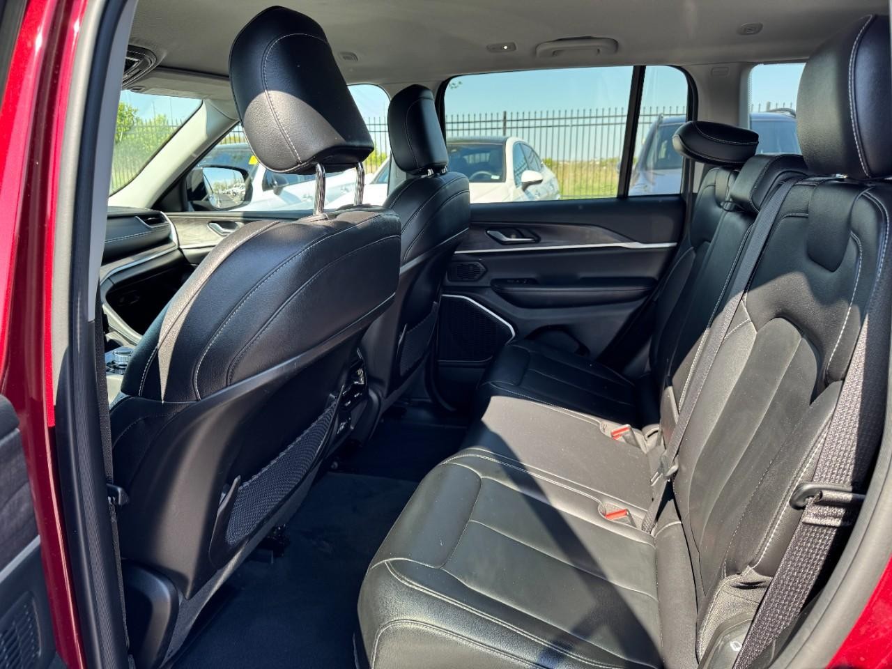 Jeep Grand Cherokee Vehicle Full-screen Gallery Image 11