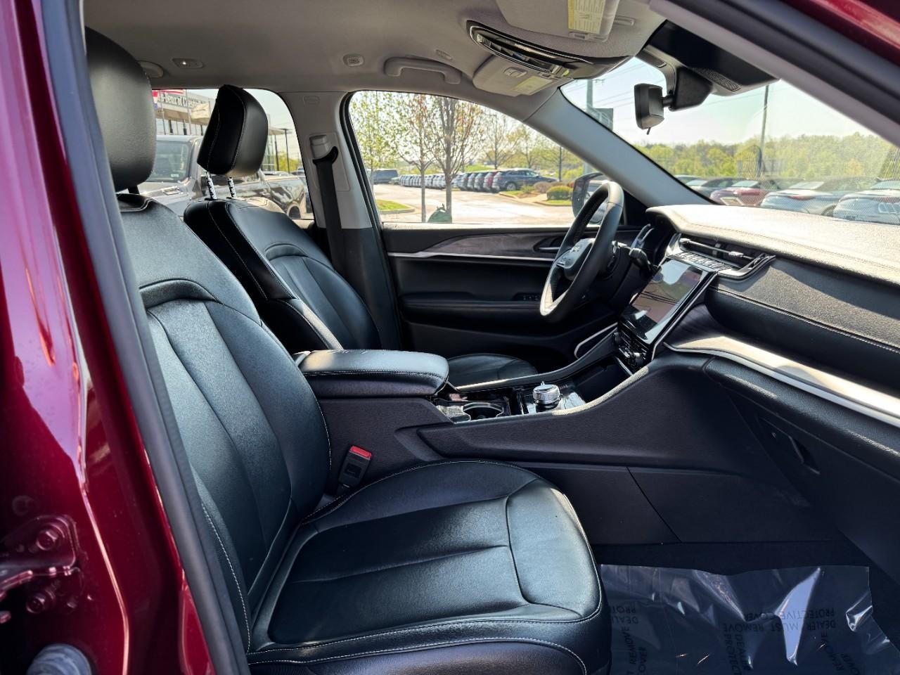 Jeep Grand Cherokee Vehicle Full-screen Gallery Image 12