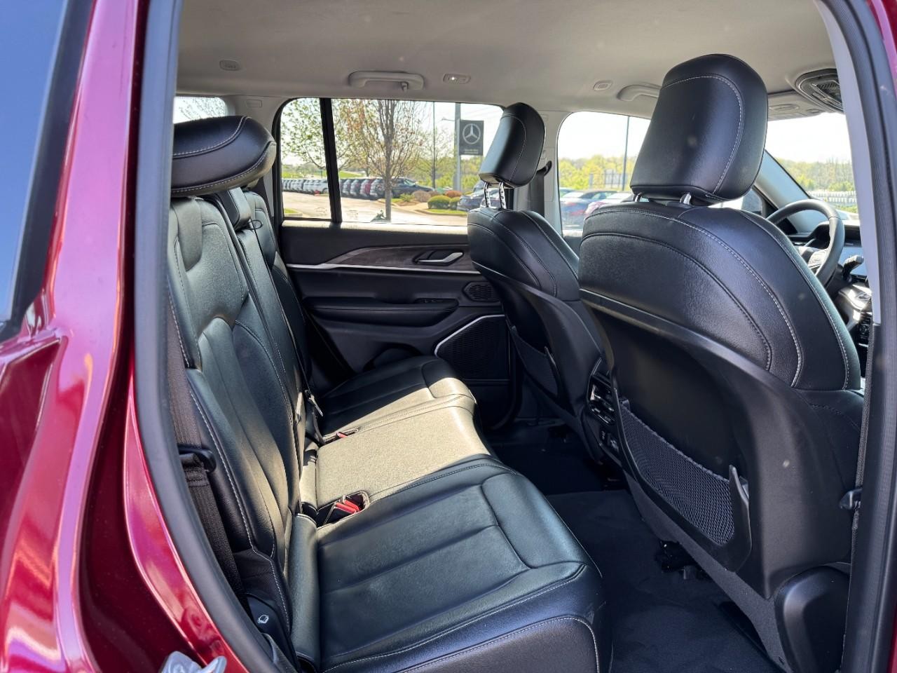 Jeep Grand Cherokee Vehicle Full-screen Gallery Image 13