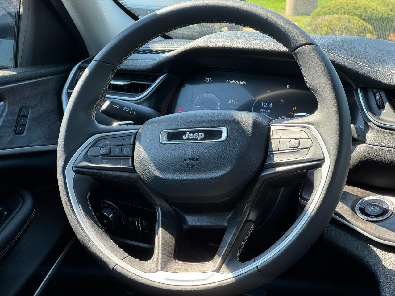 Jeep Grand Cherokee Vehicle Full-screen Gallery Image 15