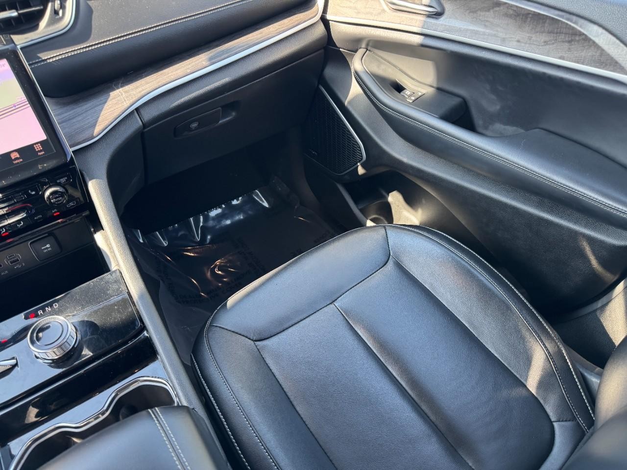 Jeep Grand Cherokee Vehicle Full-screen Gallery Image 18