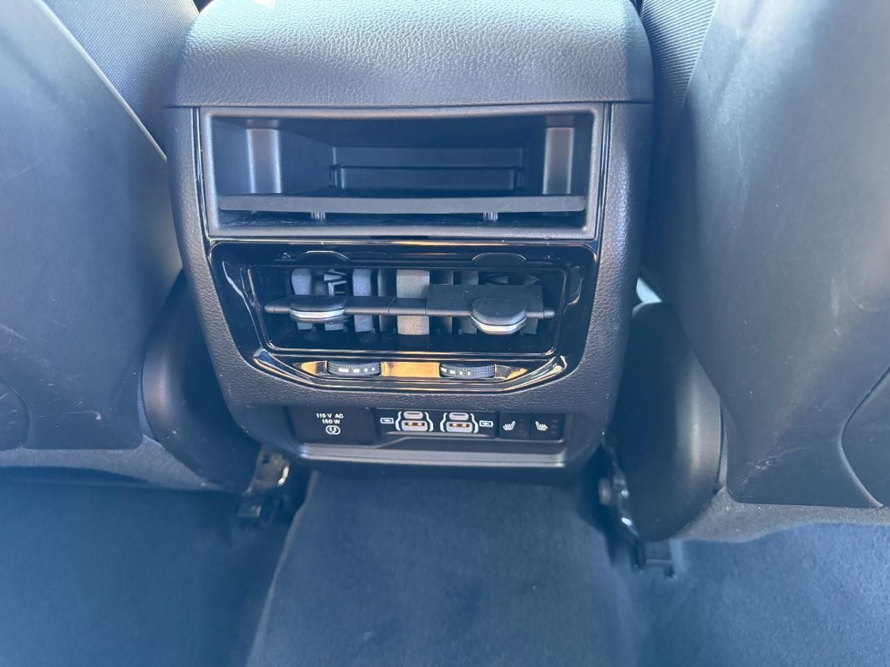 Jeep Grand Cherokee Vehicle Full-screen Gallery Image 19