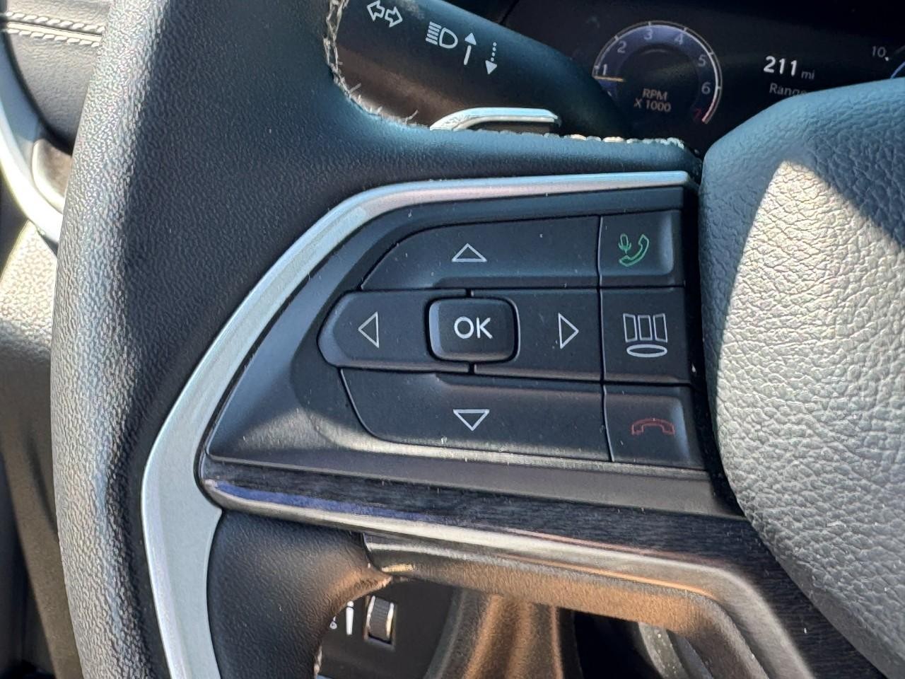 Jeep Grand Cherokee Vehicle Full-screen Gallery Image 21