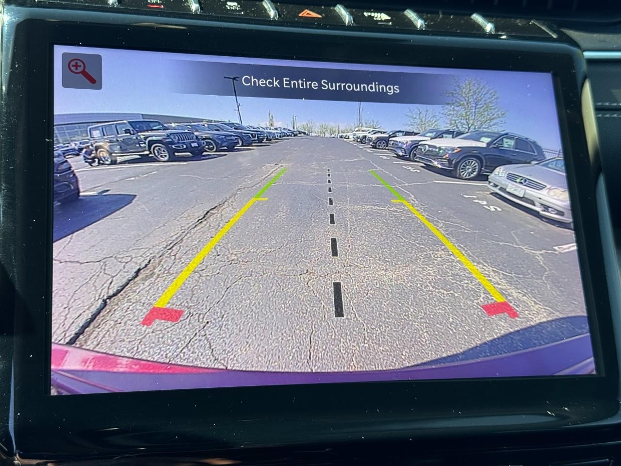 Jeep Grand Cherokee Vehicle Full-screen Gallery Image 25