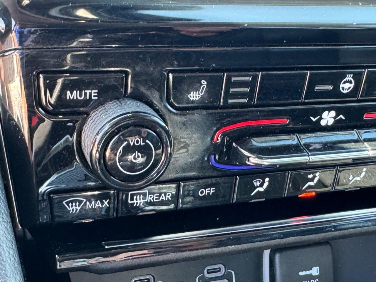 Jeep Grand Cherokee Vehicle Full-screen Gallery Image 27