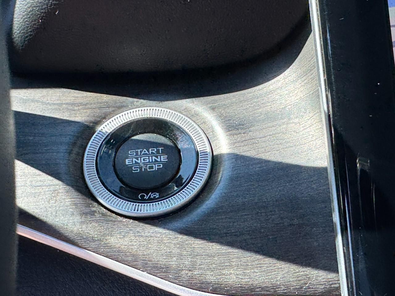 Jeep Grand Cherokee Vehicle Full-screen Gallery Image 29