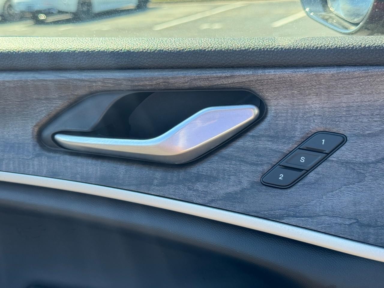 Jeep Grand Cherokee Vehicle Full-screen Gallery Image 30