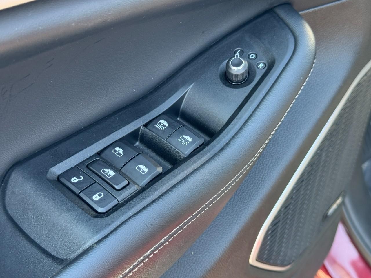 Jeep Grand Cherokee Vehicle Full-screen Gallery Image 31