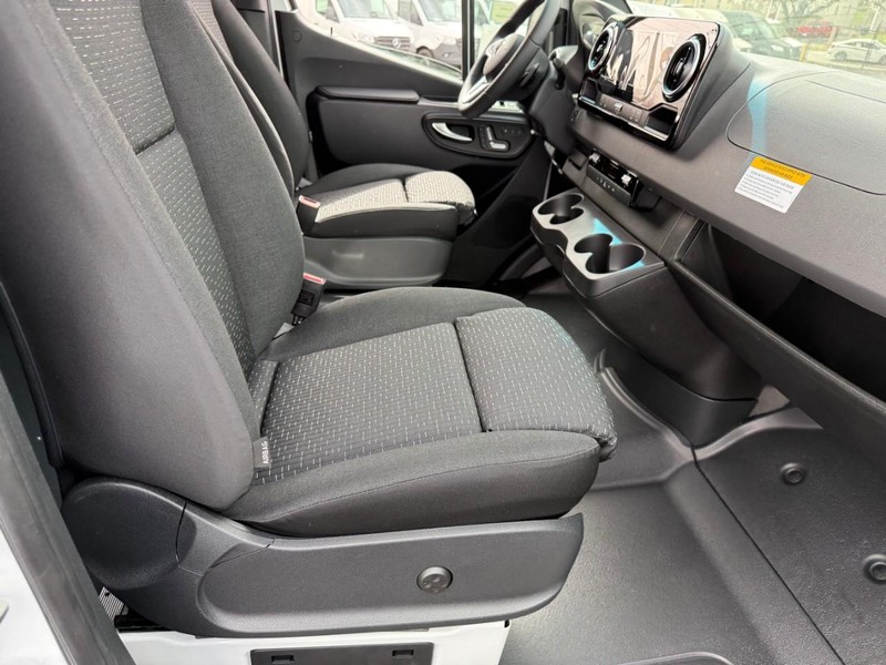 Mercedes-Benz Sprinter Cargo Van Vehicle Full-screen Gallery Image 7