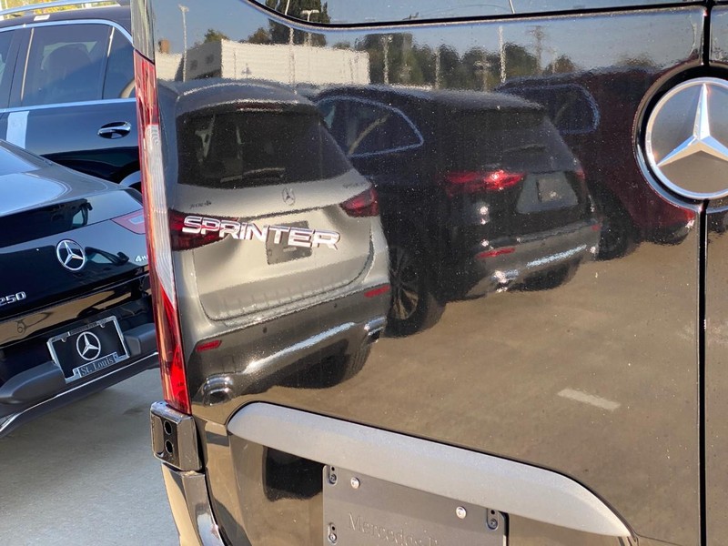 Mercedes-Benz Sprinter Van Vehicle Full-screen Gallery Image 4