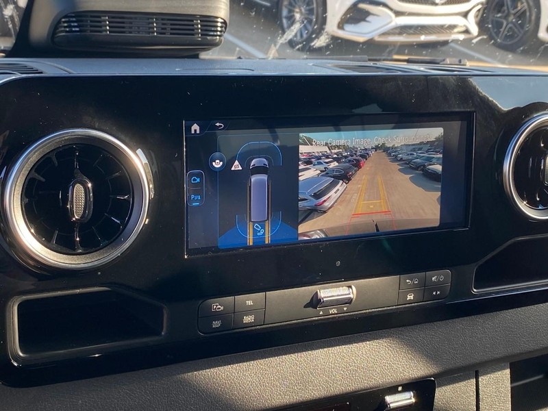 Mercedes-Benz Sprinter Van Vehicle Full-screen Gallery Image 12