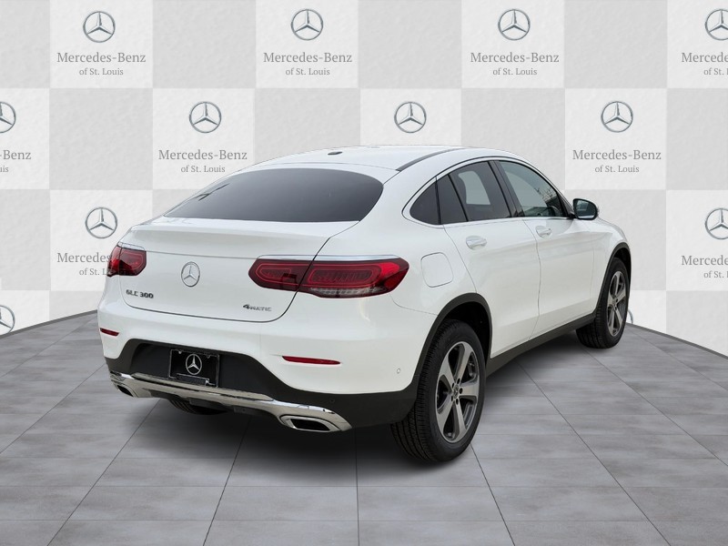 Mercedes-Benz GLC Vehicle Full-screen Gallery Image 3