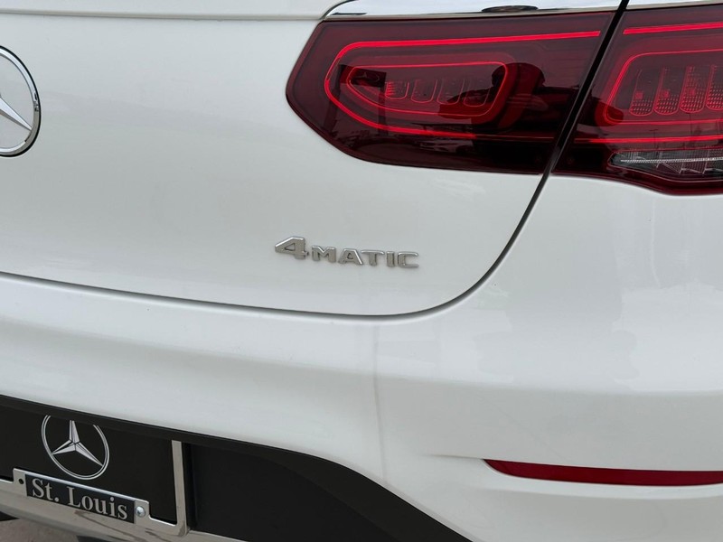 Mercedes-Benz GLC Vehicle Full-screen Gallery Image 4