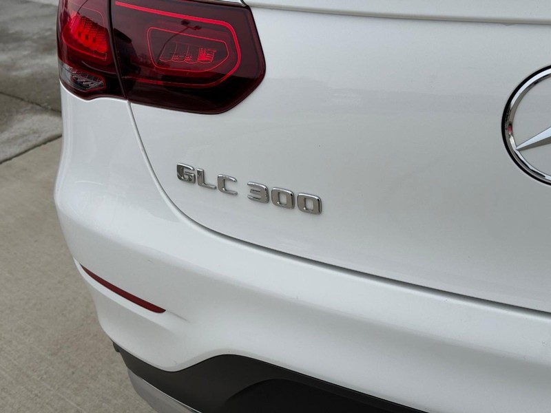 Mercedes-Benz GLC Vehicle Full-screen Gallery Image 6