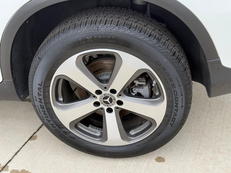 Mercedes-Benz GLC Vehicle Full-screen Gallery Image 7