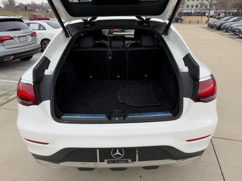 Mercedes-Benz GLC Vehicle Full-screen Gallery Image 11