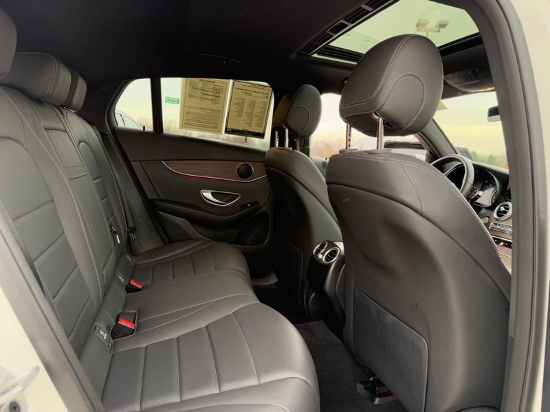 Mercedes-Benz GLC Vehicle Full-screen Gallery Image 12