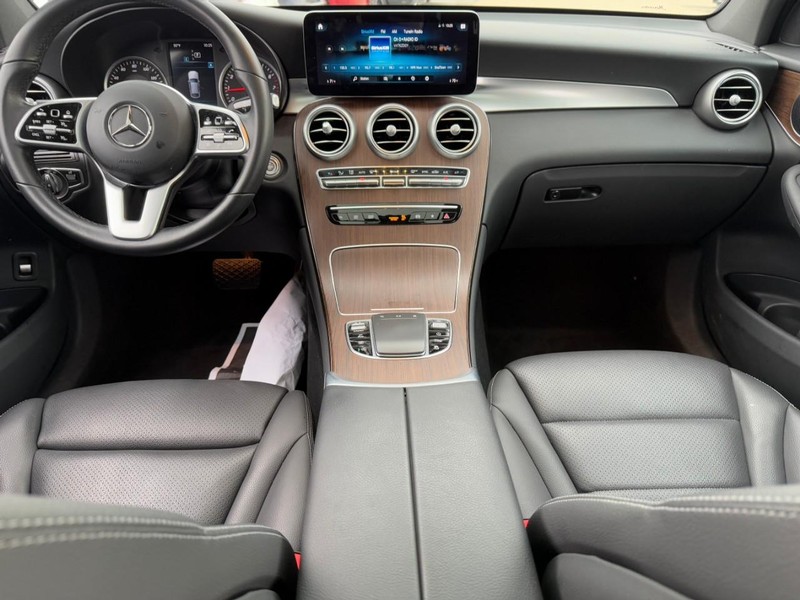 Mercedes-Benz GLC Vehicle Full-screen Gallery Image 13