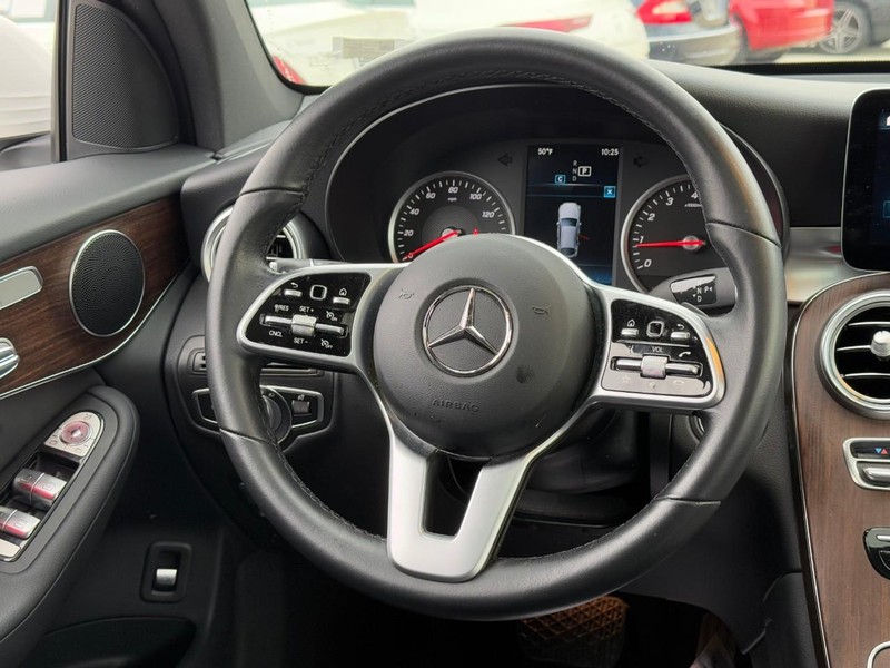 Mercedes-Benz GLC Vehicle Full-screen Gallery Image 14