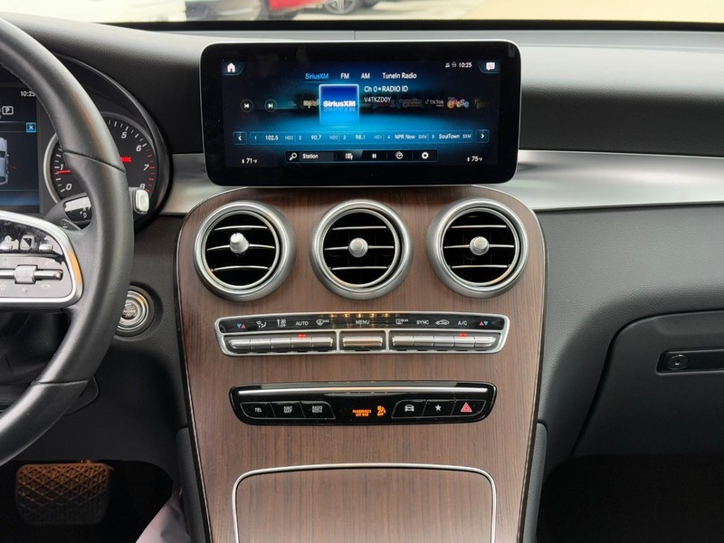 Mercedes-Benz GLC Vehicle Full-screen Gallery Image 15