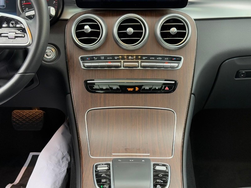 Mercedes-Benz GLC Vehicle Full-screen Gallery Image 16