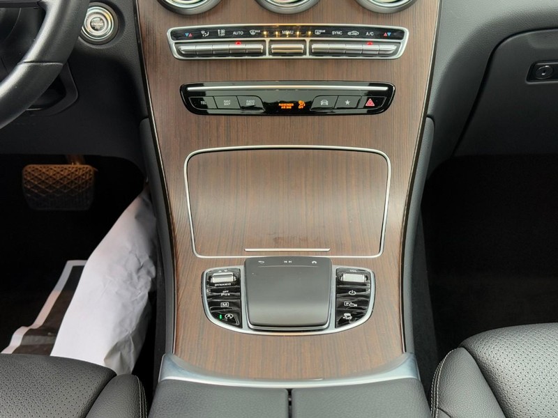 Mercedes-Benz GLC Vehicle Full-screen Gallery Image 17