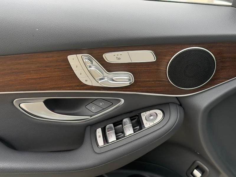 Mercedes-Benz GLC Vehicle Full-screen Gallery Image 18