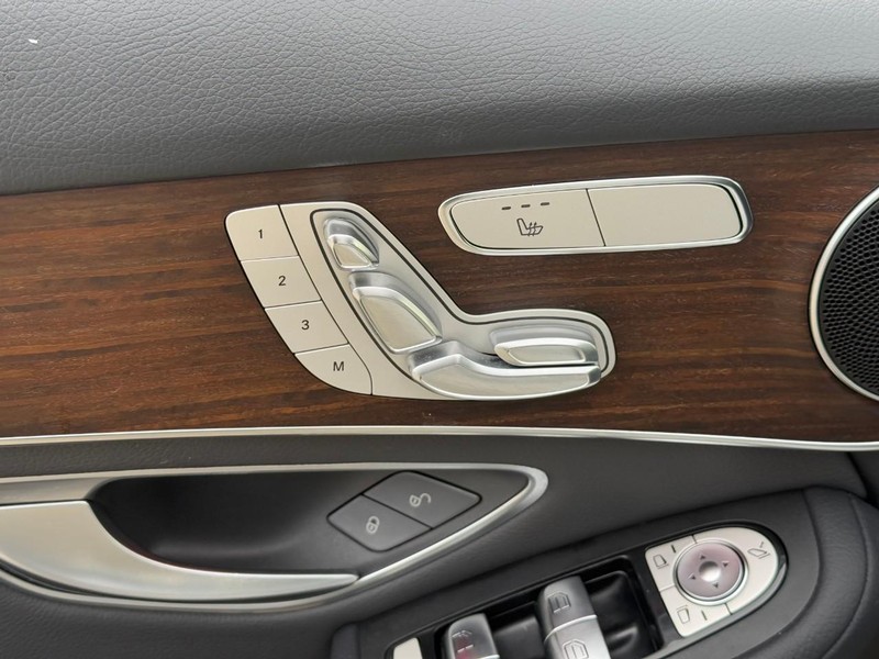 Mercedes-Benz GLC Vehicle Full-screen Gallery Image 19