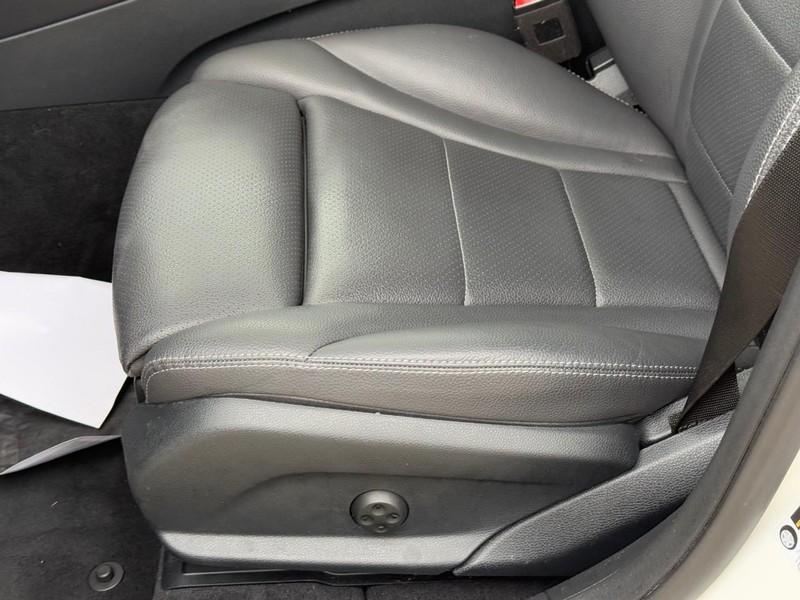 Mercedes-Benz GLC Vehicle Full-screen Gallery Image 20