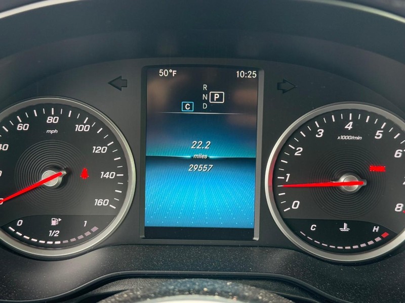 Mercedes-Benz GLC Vehicle Full-screen Gallery Image 21