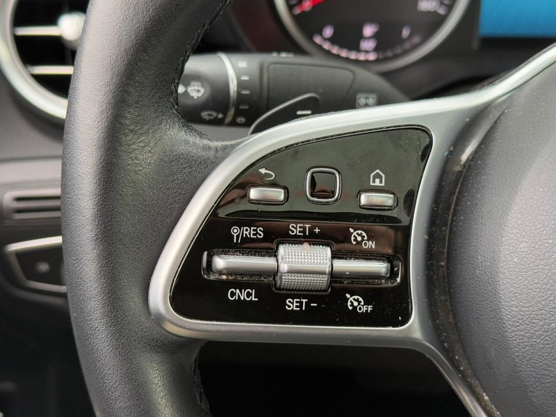 Mercedes-Benz GLC Vehicle Full-screen Gallery Image 22