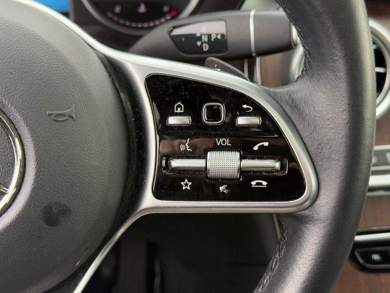 Mercedes-Benz GLC Vehicle Full-screen Gallery Image 23