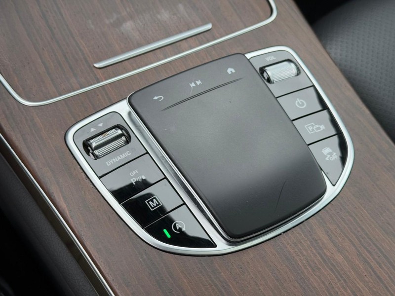 Mercedes-Benz GLC Vehicle Full-screen Gallery Image 24